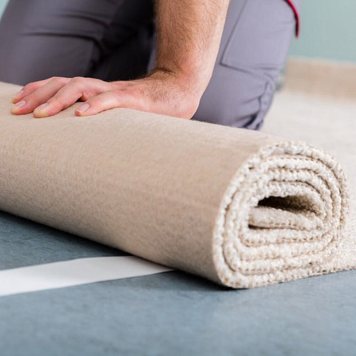 Укладка линолеума или ковролина бесклеевая