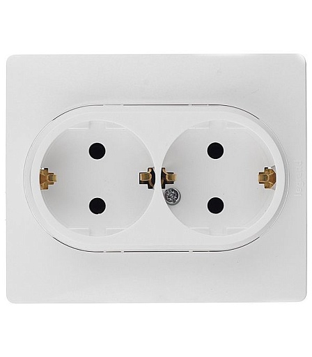 Розетка Legrand Etika встраиваемая белая (672223/672272)